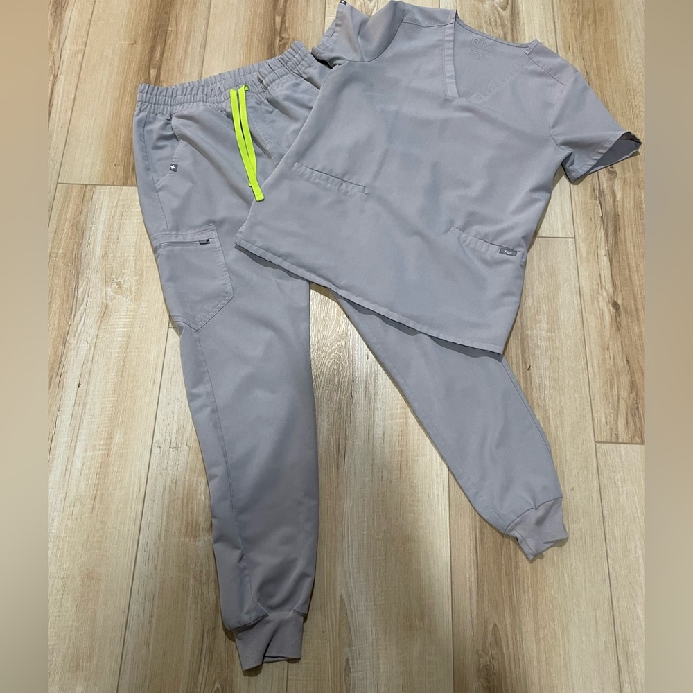 WEAR FIGS scrub set in small/tall gray